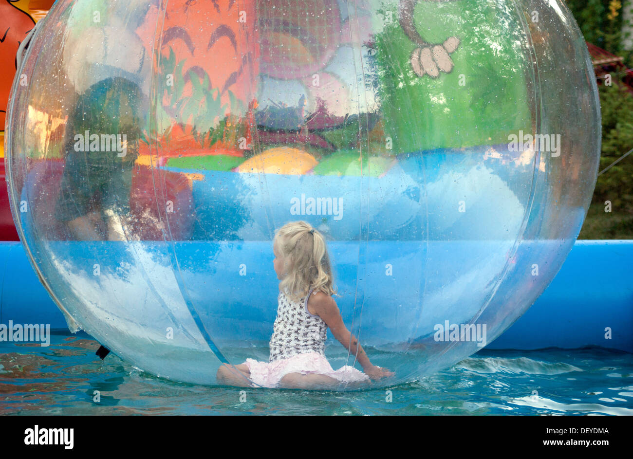 Fille dans le ballon Banque D'Images