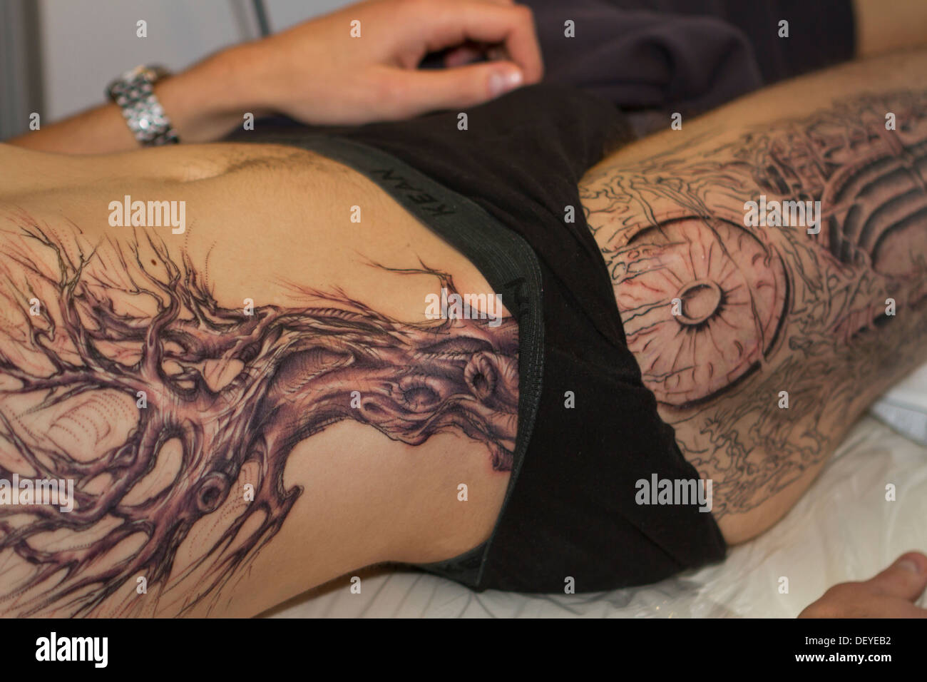La création d'un nouveau tatouage lors de la Convention de Tatouage 2013 à Katowice, Pologne. Banque D'Images