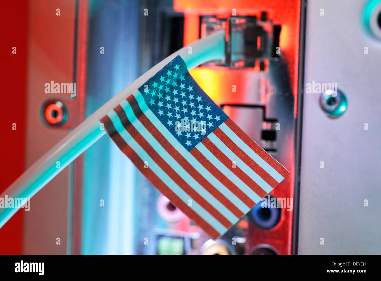 Avec câble Internet USA drapeau, Spaehprogramm Internetkabel prism, mit USA-Fahne, Prism Spähprogramm Banque D'Images