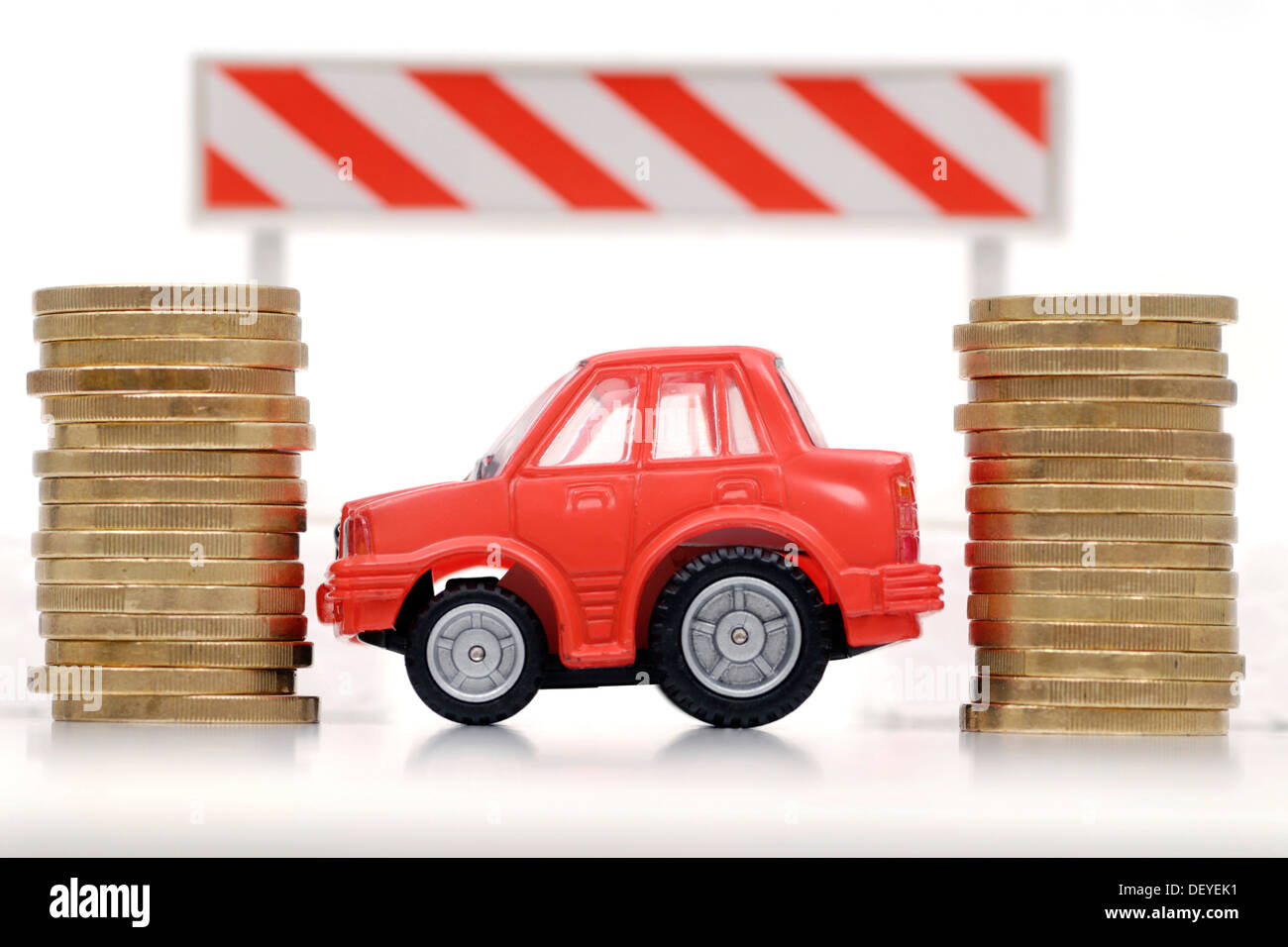 Miniature de voiture entre les piles de jetons, image symbolique pour les péages et taxes voiture Banque D'Images