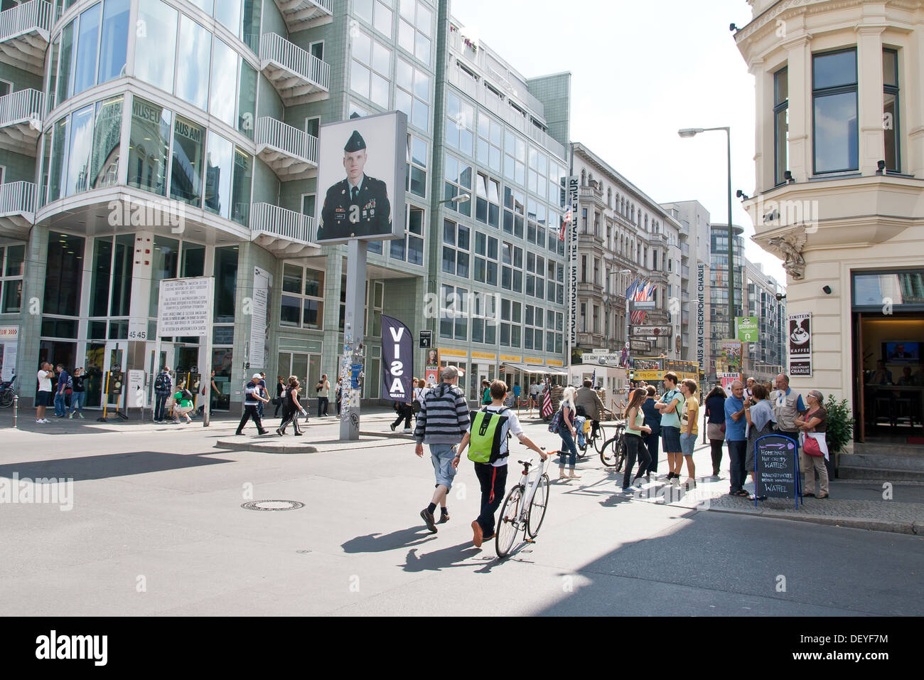 L'été à Checkpoint Charlie - Berlin Friedrichstrasse Banque D'Images
