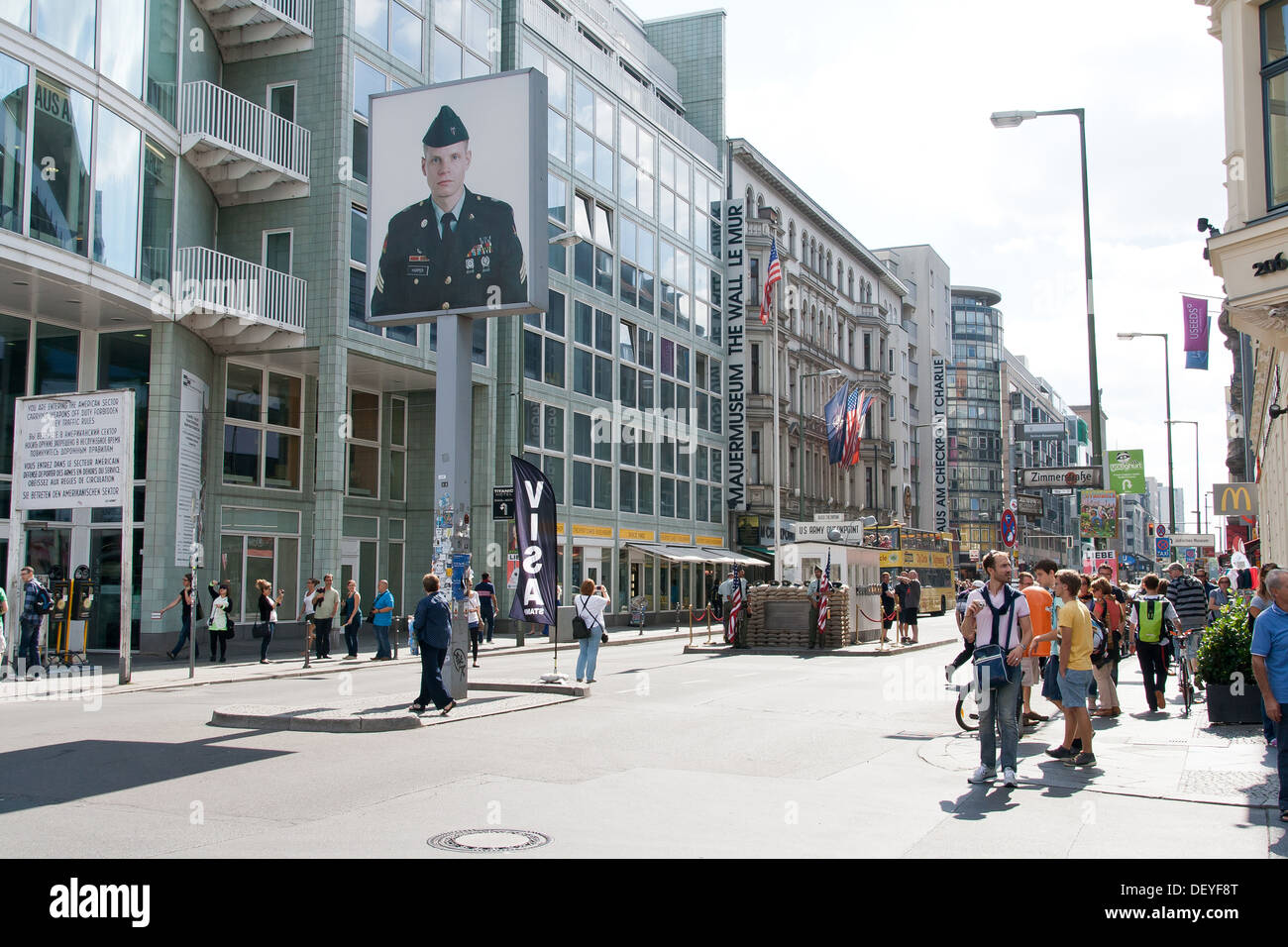 L'été à Checkpoint Charlie - Berlin Friedrichstrasse Banque D'Images