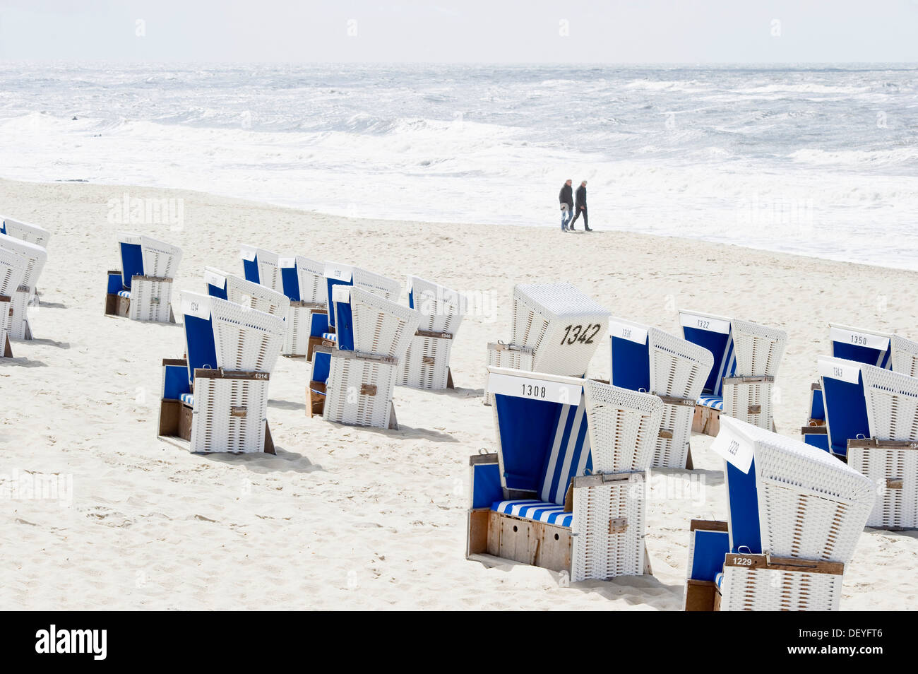 Chaises de plage bleu et blanc, Westerland, Sylt, au nord de l'archipel Frison, Schleswig-Holstein, Allemagne Banque D'Images