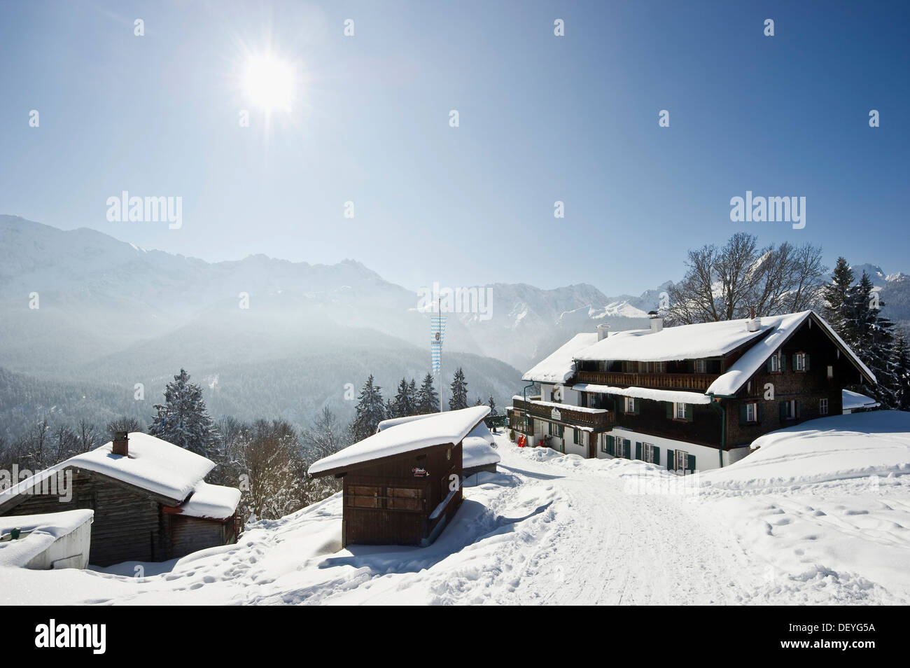 Paysage de neige et de mountain inn, Werdenfelser Land région à dos, Eckbauer, Garmisch-Partenkirchen, Haute-Bavière, Bavière Banque D'Images