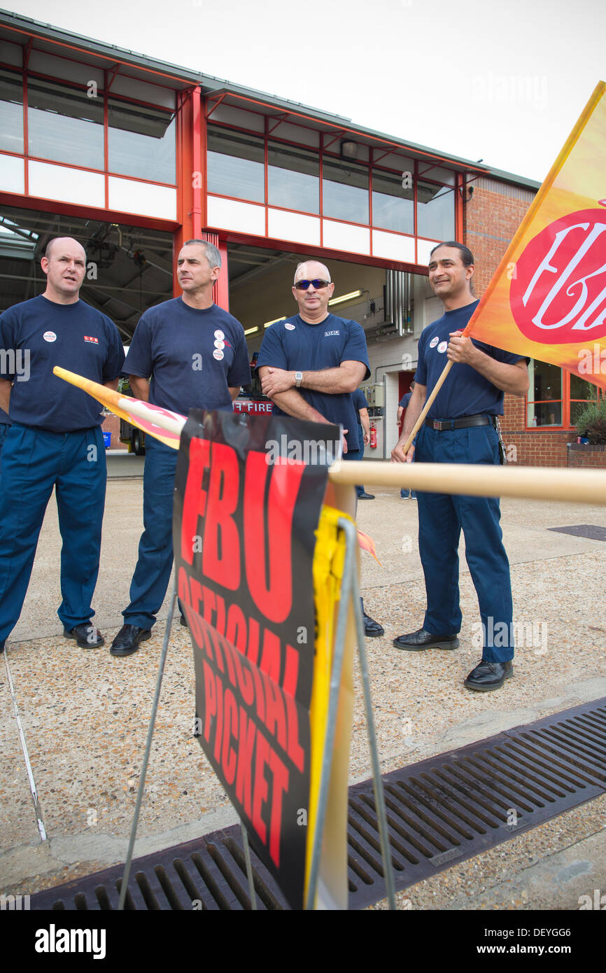 Grève des pompiers, England, UK 25.09.2013 Pompiers Caserne de Wimbledon se tiennent à l'extérieur dans le cadre de la retraite des Pompiers différend. Les pompiers de la Grande-Bretagne mettra en scène leur premier arrêt national en 11 ans aujourd'hui au milieu d'une ligne nouvelle sur le droit des travailleuses et travailleurs de la fonction publique à la grève. Ils vont marcher pendant quatre heures de midi dans un litige sur les pensions, laissant les conseils à s'appuyer sur des plans d'urgence pour fournir une couverture. Crédit : Jeff Gilbert/Alamy Live News Banque D'Images