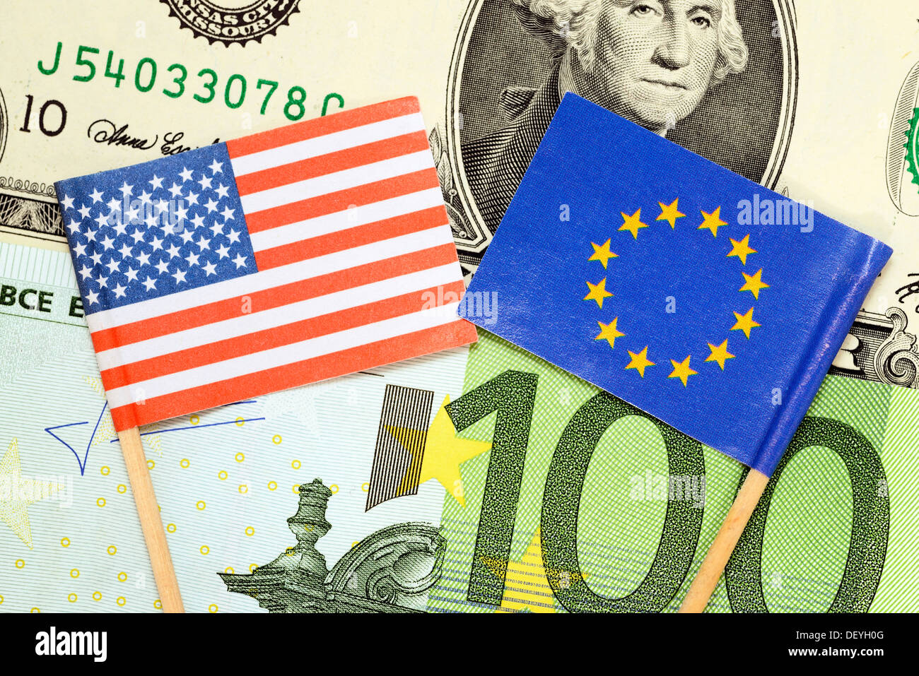 Drapeaux des USA et l'UE sur les dollars et Euros, photo symbolique zone de commerce extérieur entre les USA et l'UE Banque D'Images