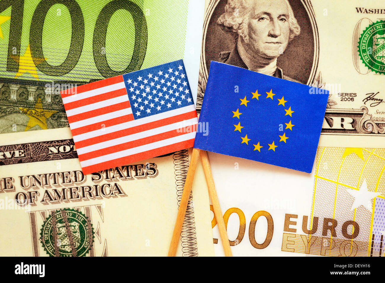 Drapeaux des USA et l'UE sur les dollars et Euros, photo symbolique zone de commerce extérieur entre les USA et l'UE Banque D'Images