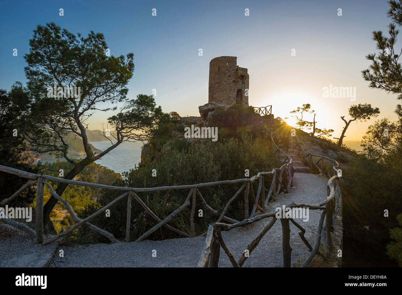 Ancienne tour sur la côte au coucher du soleil, Torre Talaia de ses dessins animés, Banyalbufar, Majorque, Îles Baléares, Espagne Banque D'Images