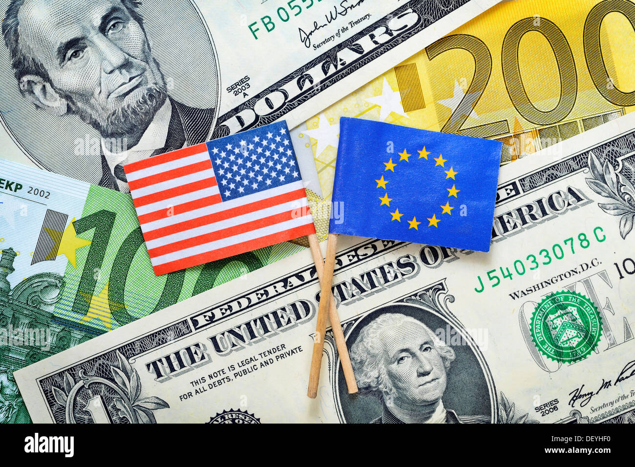 Pavillon des USA et l'UE sur les marques dollar et euronotes photo symbolique, zone de commerce extérieur entre les USA et l'UE Banque D'Images
