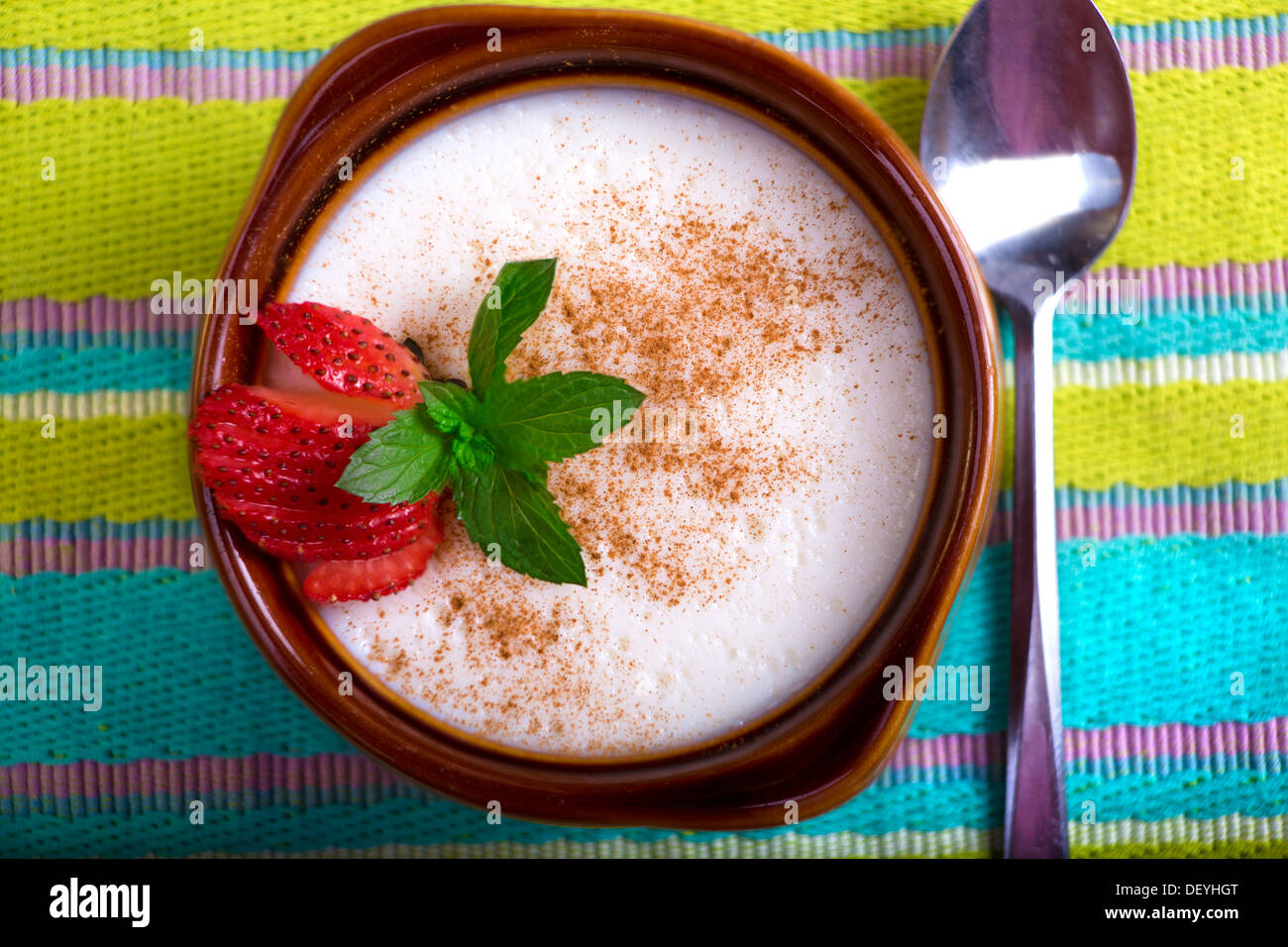 Le style turc riz au lait servi dans une cocotte et garnir de feuilles de menthe et fraise Banque D'Images