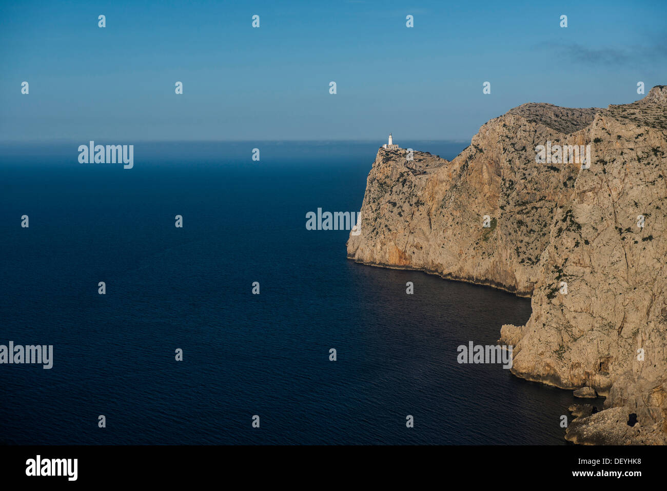 Montagnes et la mer à Cap de Formentor, Pollença, Serra de Tramuntana, à Majorque, Îles Baléares, Espagne Banque D'Images
