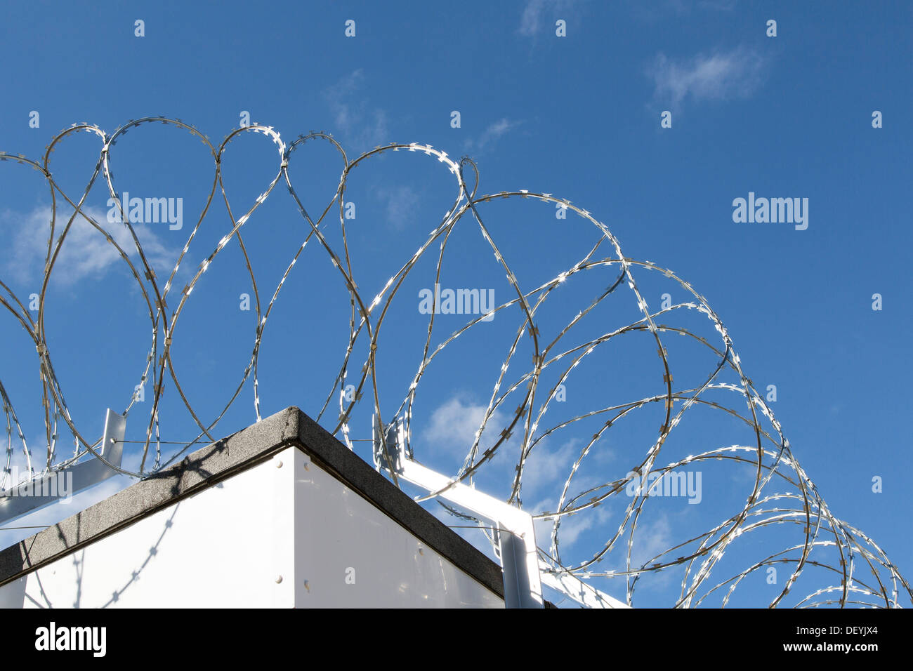 Sur le fil du rasoir, les barbelés, clôture de sécurité, composé de haute sécurité, les rouleaux de fil Banque D'Images