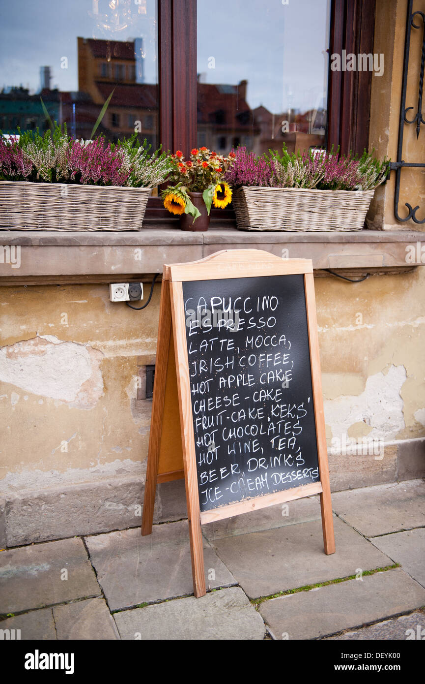 Menu sur tableau noir en face de coffeehouse Banque D'Images