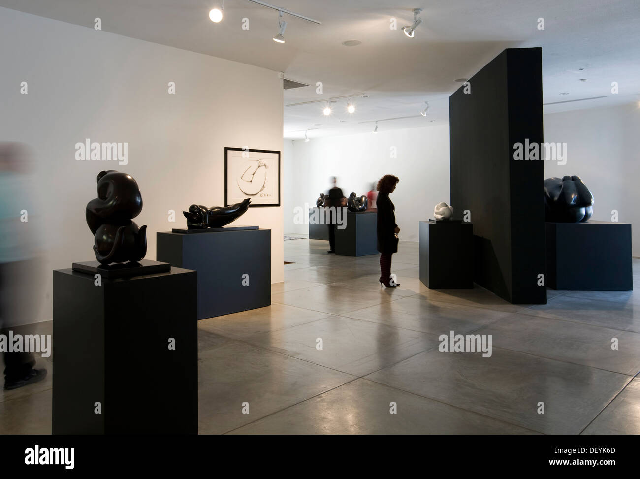 Femme regardant une sculpture en bois Carlos Gallery, Zona 14, Guatemala, Amérique Centrale Banque D'Images