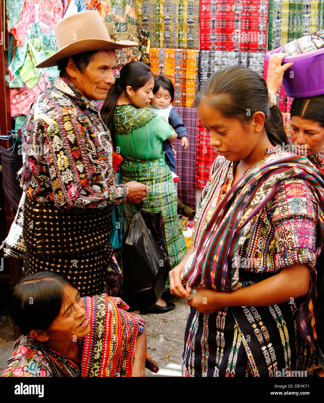 Les autochtones de différentes régions commerciales au marché de Solola Dimanche, Solola, Guatemala, Ministère de l'Amérique centrale Banque D'Images