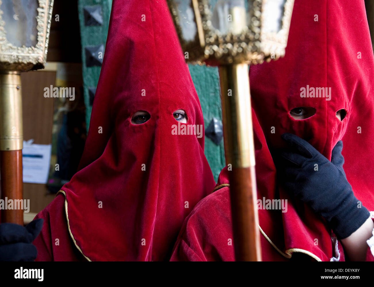 Deux pénitents dans une procession de la semaine sainte en Baeza, Jaén, Espagne, Europe Banque D'Images