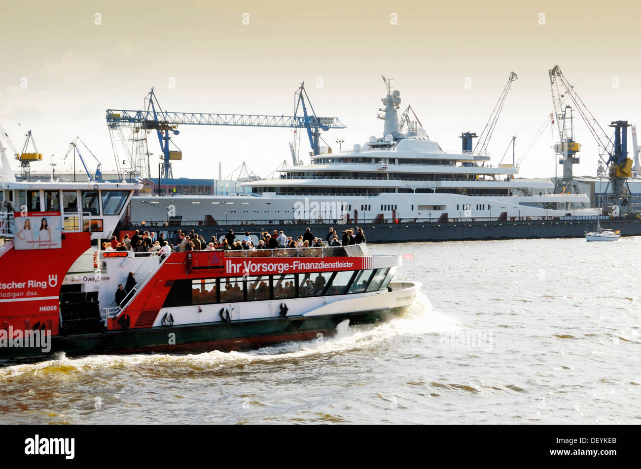 Le méga yacht Eclipse dans le dock flottant de Blohm et Voss dans le port de Hambourg, Hambourg Banque D'Images