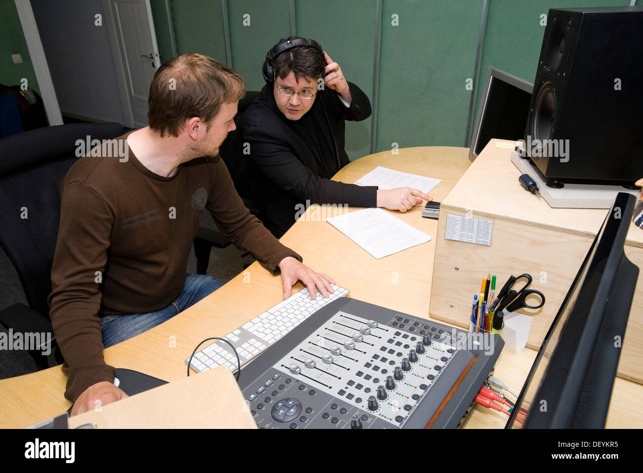 Oliver Doering, droite, producteur et directeur de la célèbre'John Sinclair' radio séries dramatiques, et l'ingénieur du son Philip Banque D'Images