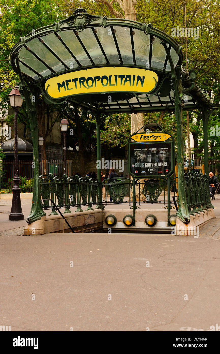 Entrée du Métro, conçu par Hector Guimard, la station de métro Abbesses, Paris, Ile-de-France, France Banque D'Images