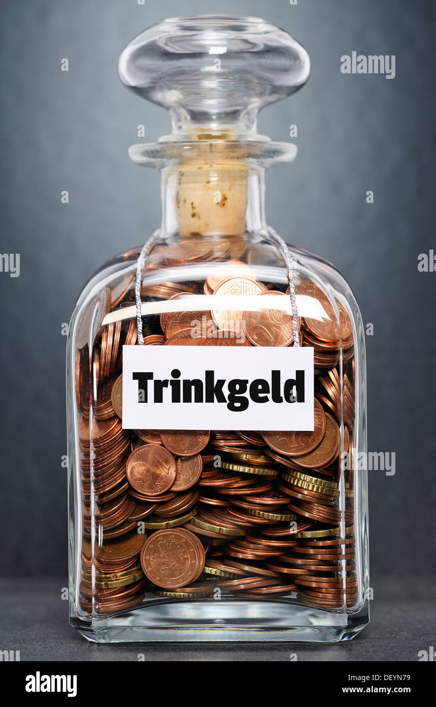 Pot en verre rempli de cents, étiqueté Trinkgeld, Allemand pour tip Banque D'Images