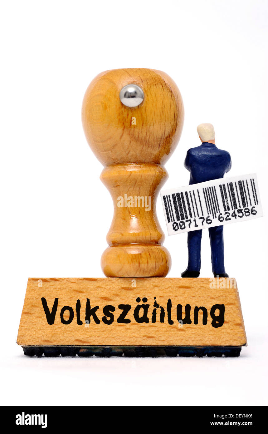 Holding miniature figure un code-barres en étant debout sur un timbre avec le mot allemand pour le recensement, Volkzaehlung Banque D'Images