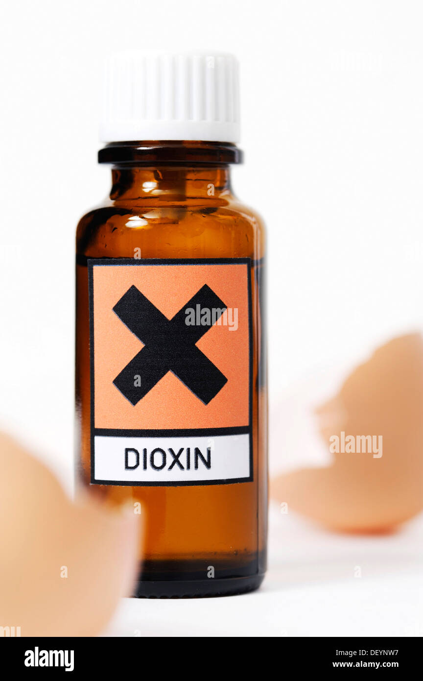 Petite bouteille étiquetée avec un symbole de danger et un 'Dlettrage dioxine', image symbolique, les oeufs de poule contaminés par la dioxine Banque D'Images