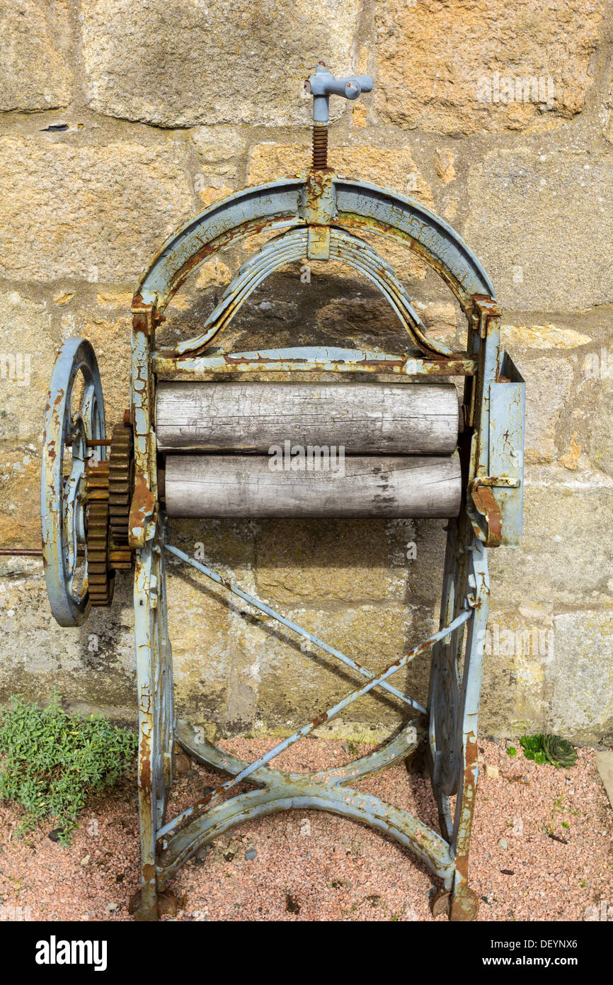 Lave-MANGLE contre un mur de pierre Banque D'Images