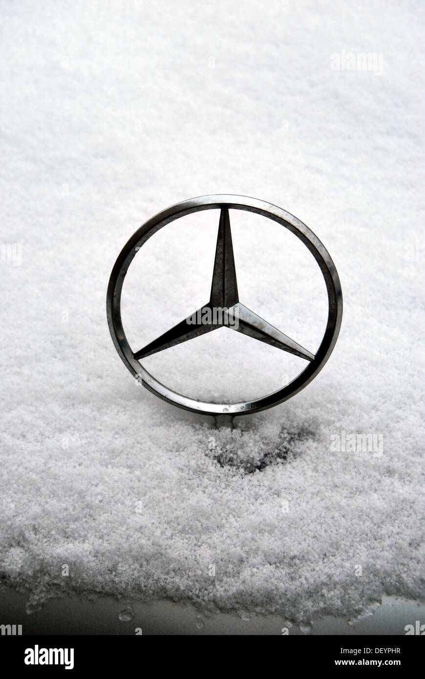 Étoile Mercedes, neige Banque D'Images