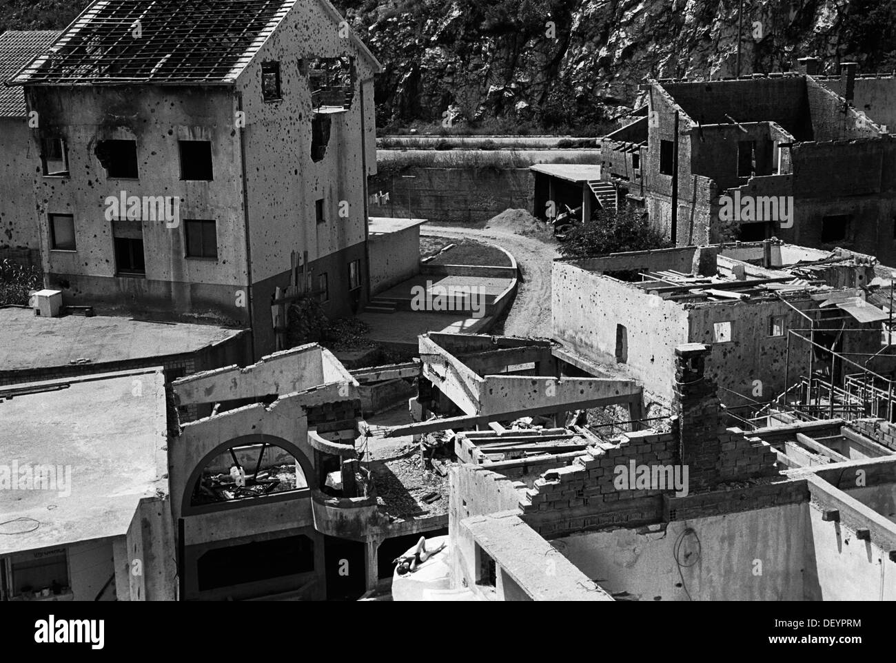 Fille de soleil dans les ruines de l'est musulman Mostar détruit dans la guerre avec les Croates. Bosnie 1996 Banque D'Images