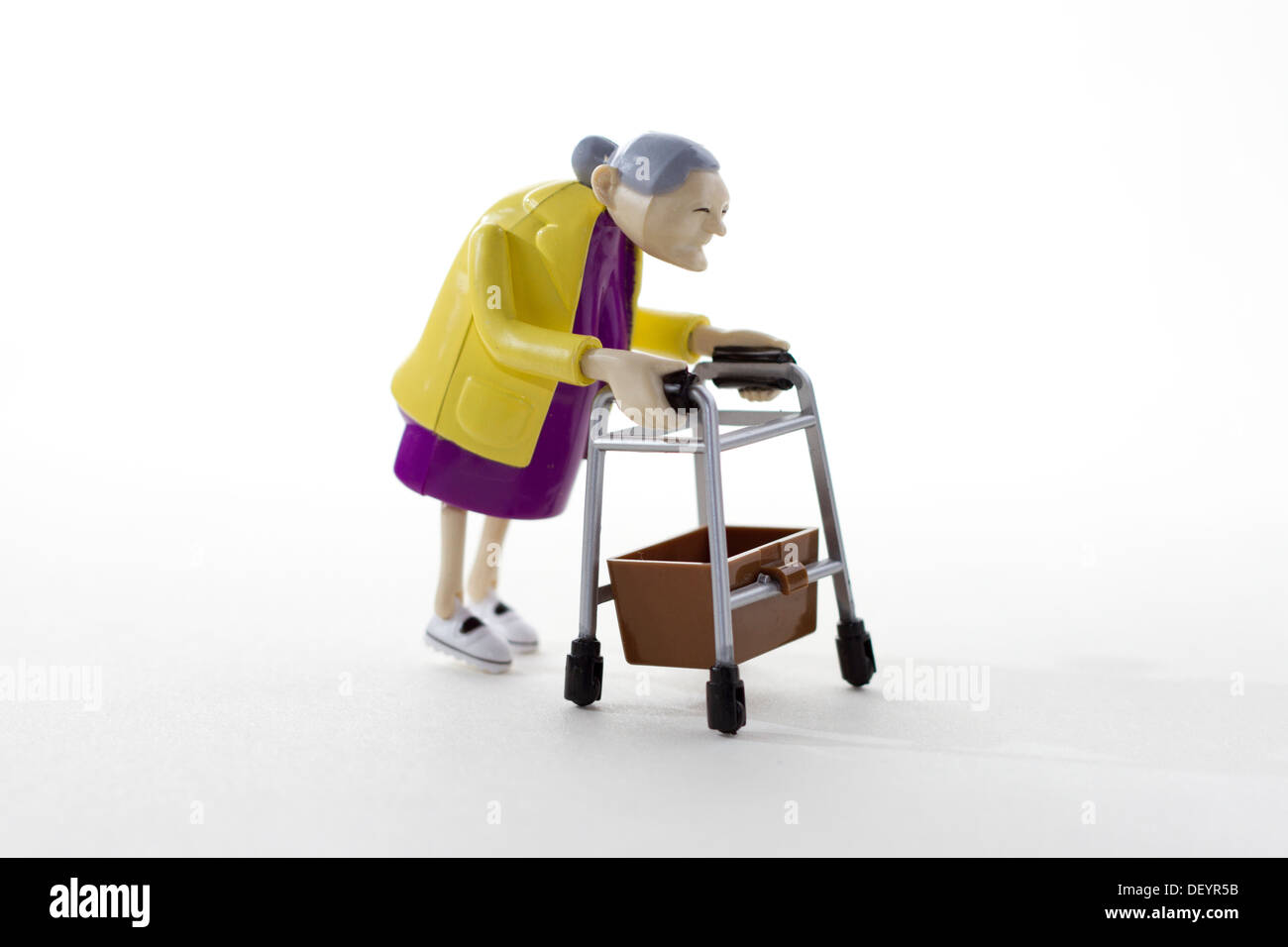 Pensionné femelle en plastique avec déambulateur Banque D'Images