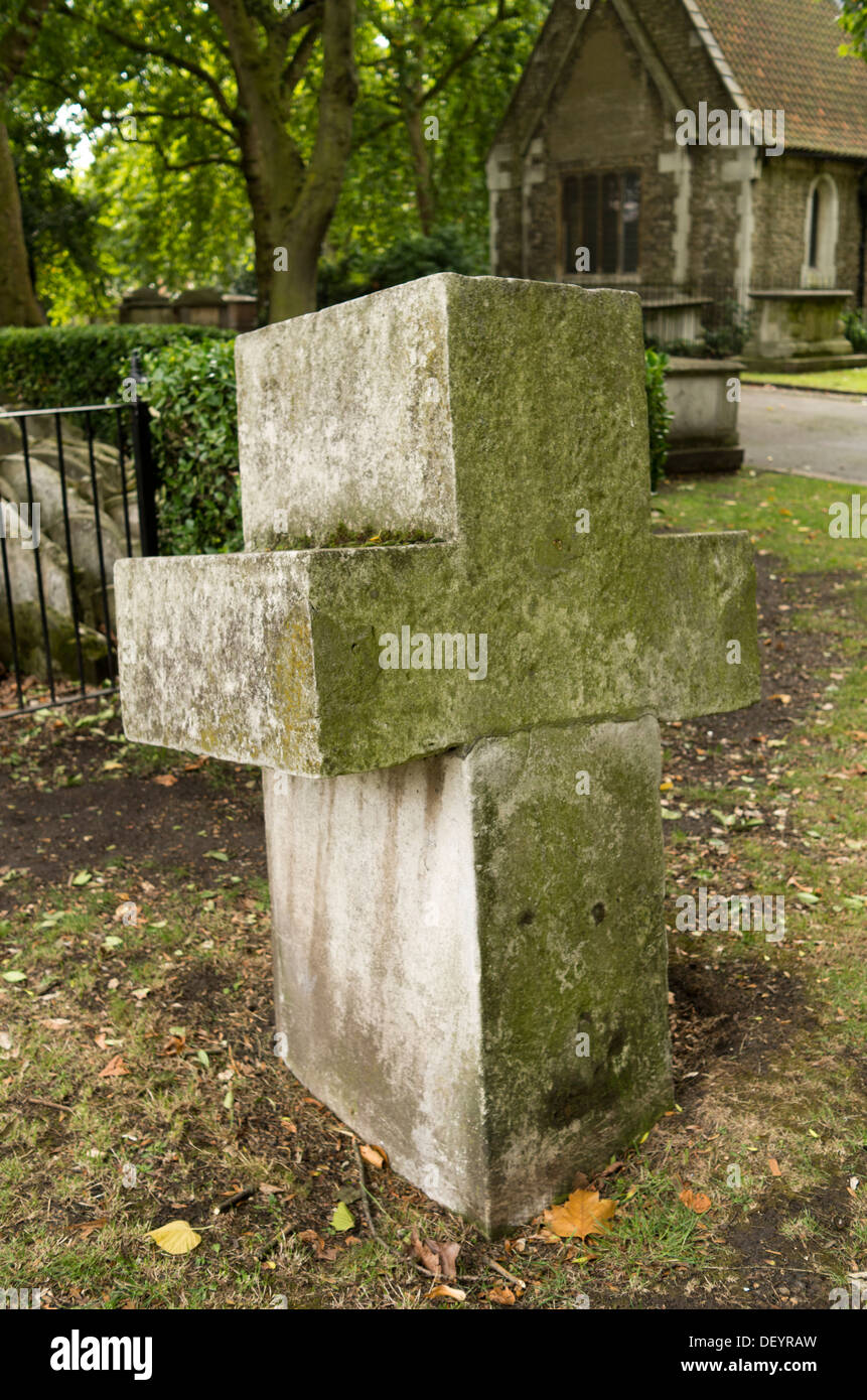 Grande croix en pierre à l'ancienne église de St Pancras, King's Cross, Londres, Angleterre. Banque D'Images