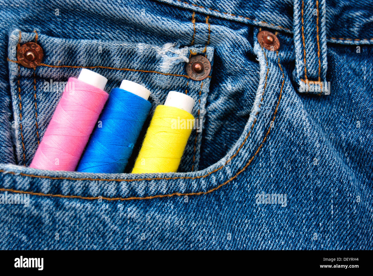 Bobines, bobines de fil, coloré, pocket, jeans Banque D'Images