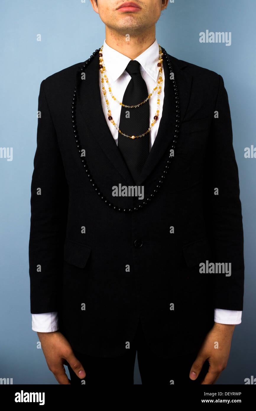 Jeune homme avec porte-bonheur autour du cou Banque D'Images