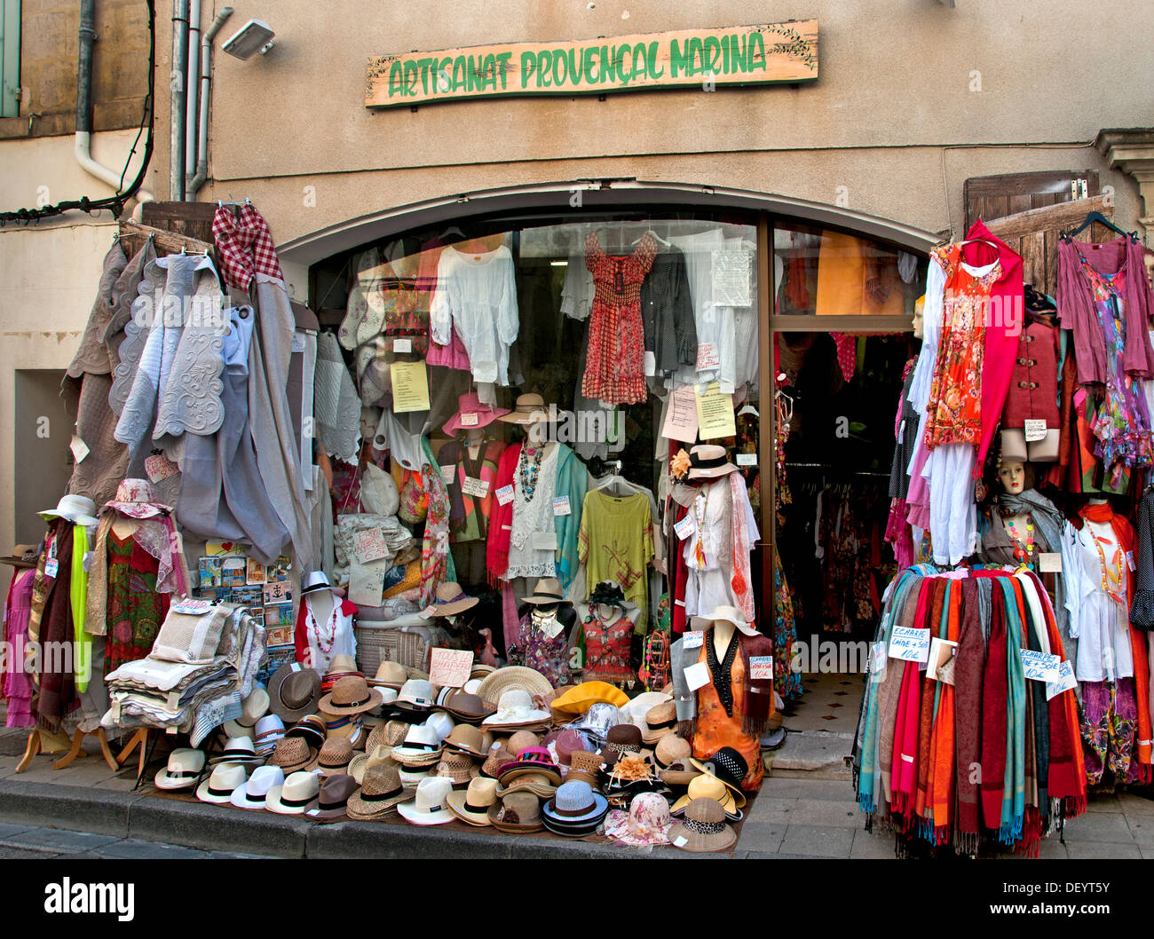 Arles France Provence boutique de mode Chapeaux Photo Stock - Alamy