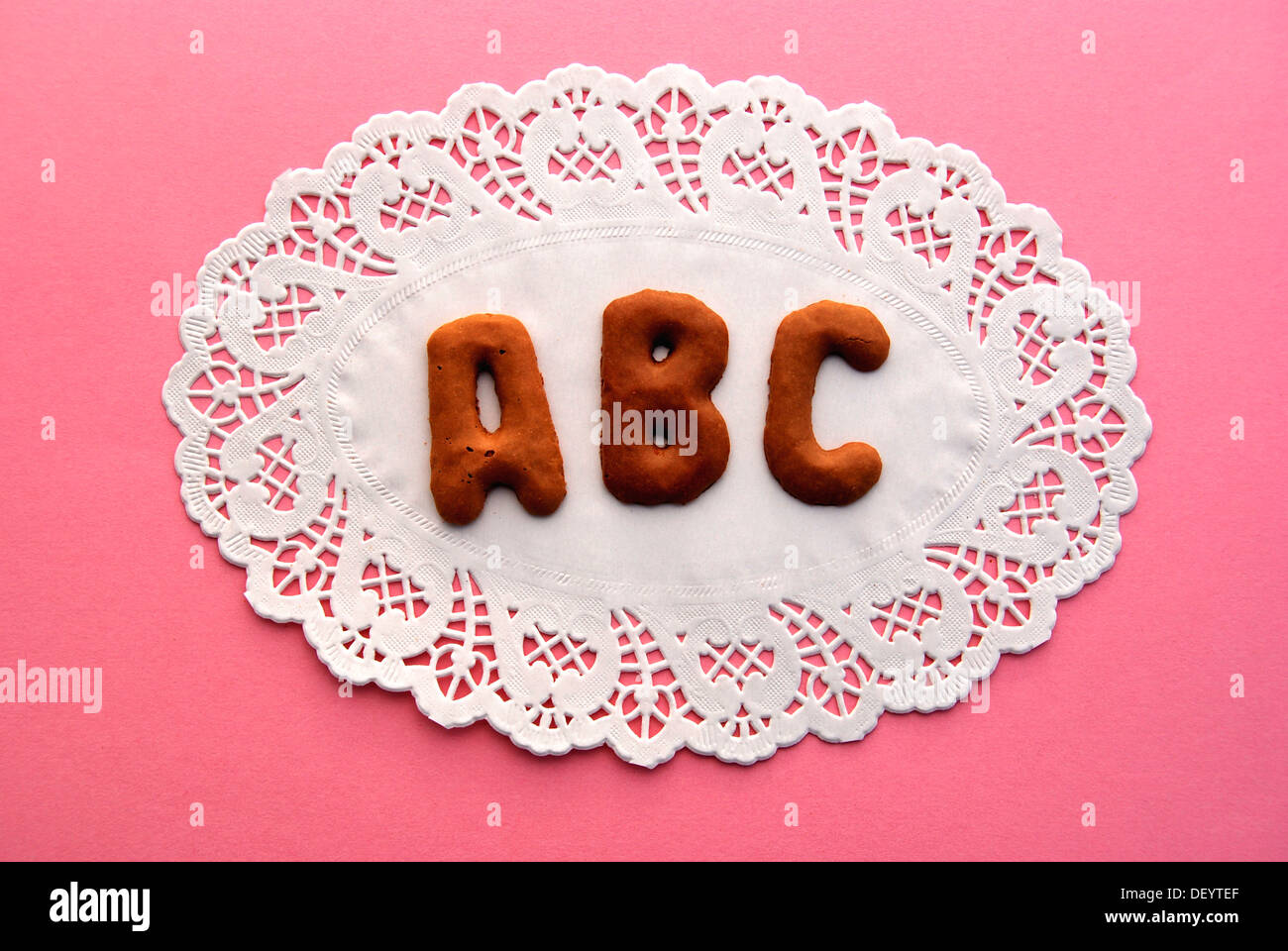 ABC, le lettrage, l'alphabet biscuits sur un gâteau en dentelle au crochet Banque D'Images