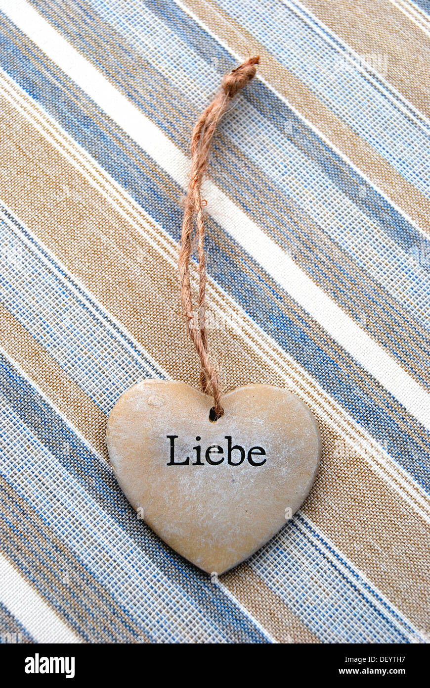 Le lettrage 'Liebe', l'allemand pour 'Amour' sur un coeur de pierre Banque D'Images