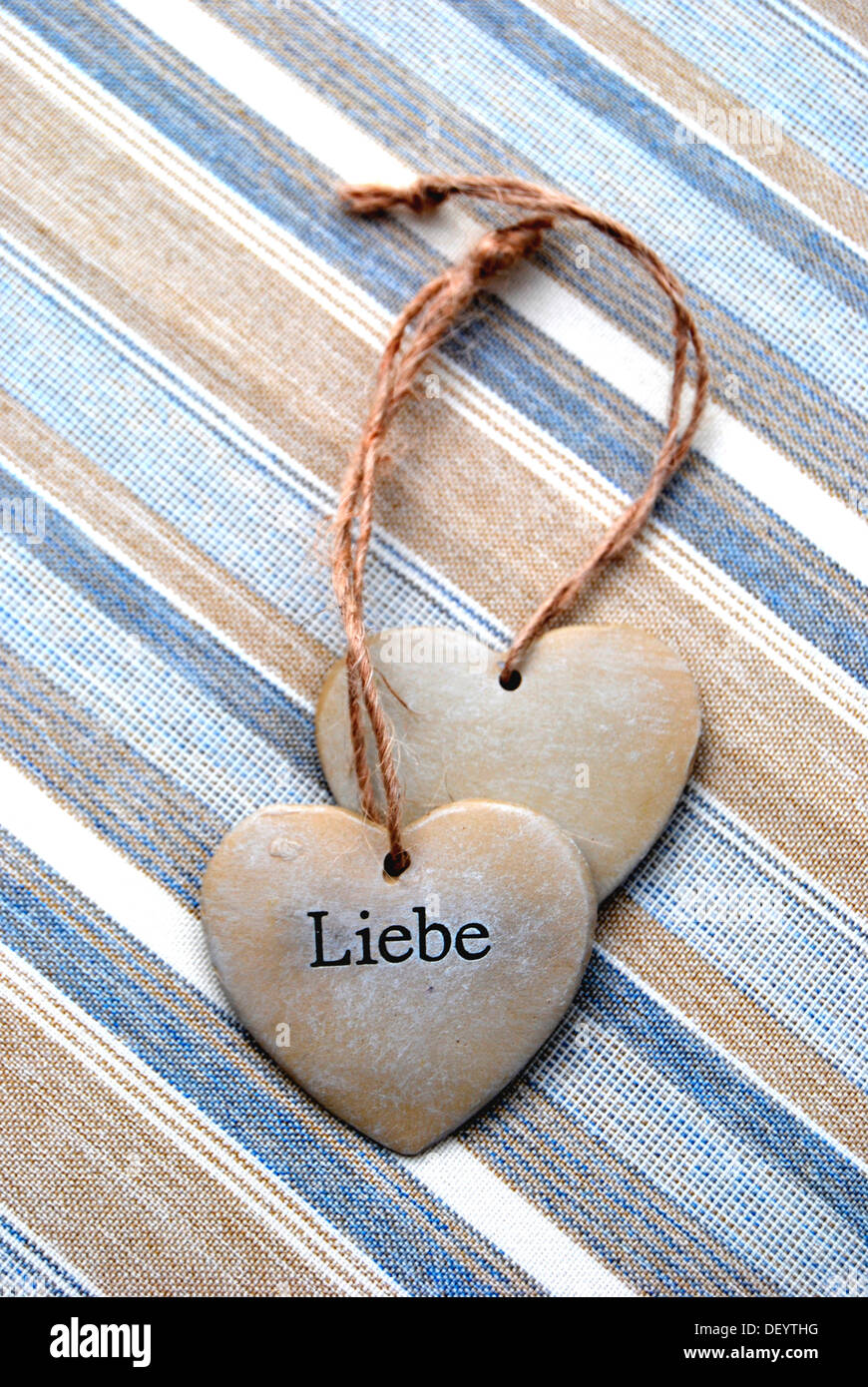 Deux cœurs de pierre, lettrage 'Liebe', l'allemand pour 'Amour', image symbolique de la solidarité Banque D'Images