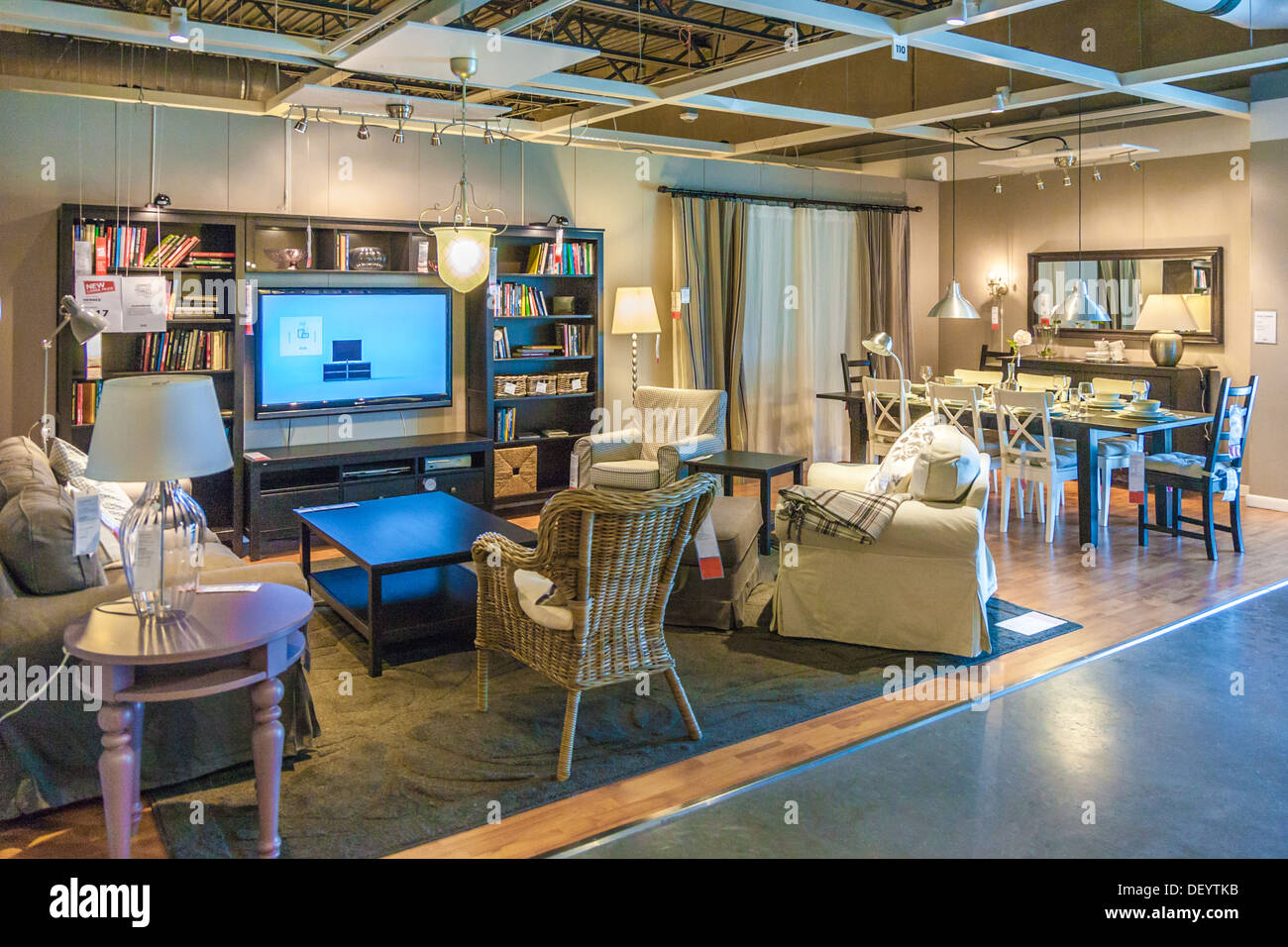 Salon et salle à manger dans une configuration de l'affichage dans le magasin IKEA USA Banque D'Images
