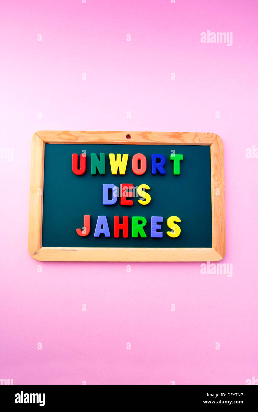 Unwort des Jahres, Allemand pour Pire Mot de l'année, écrit en lettres magnétiques colorés sur une commission scolaire Banque D'Images