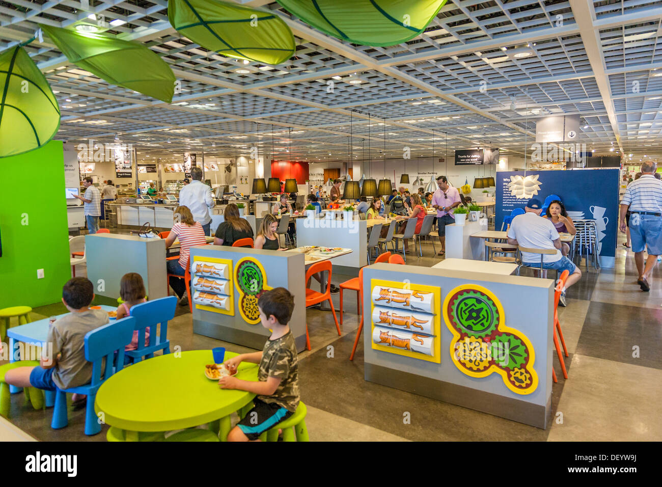 Les enfants et les clients au restaurant à l'intérieur d'un magasin IKEA Banque D'Images