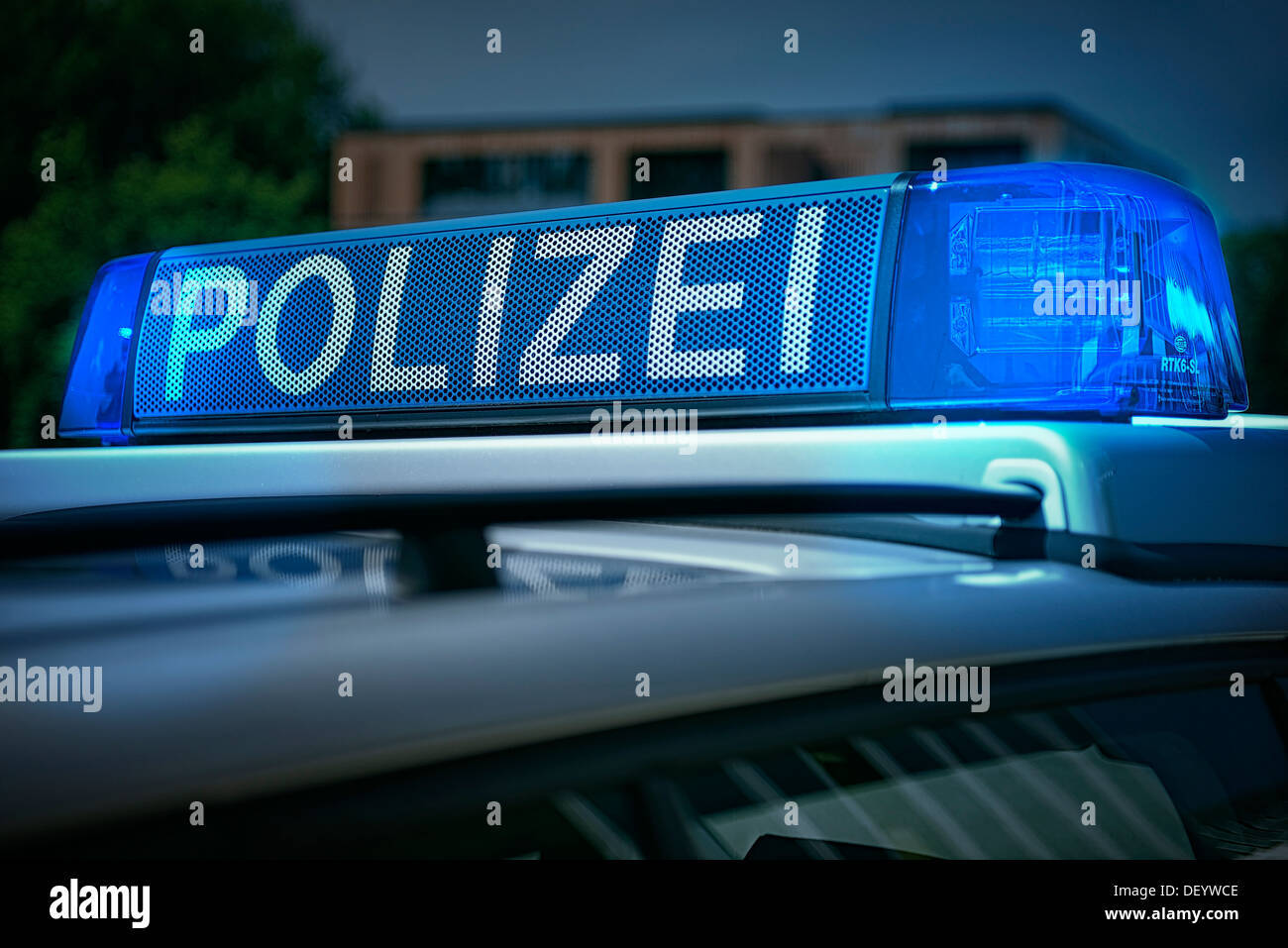 Course de police sur un véhicule d'urgence de la police, Polizei-Schriftzug Einsatzfahrzeug auf einem der Polizei Banque D'Images