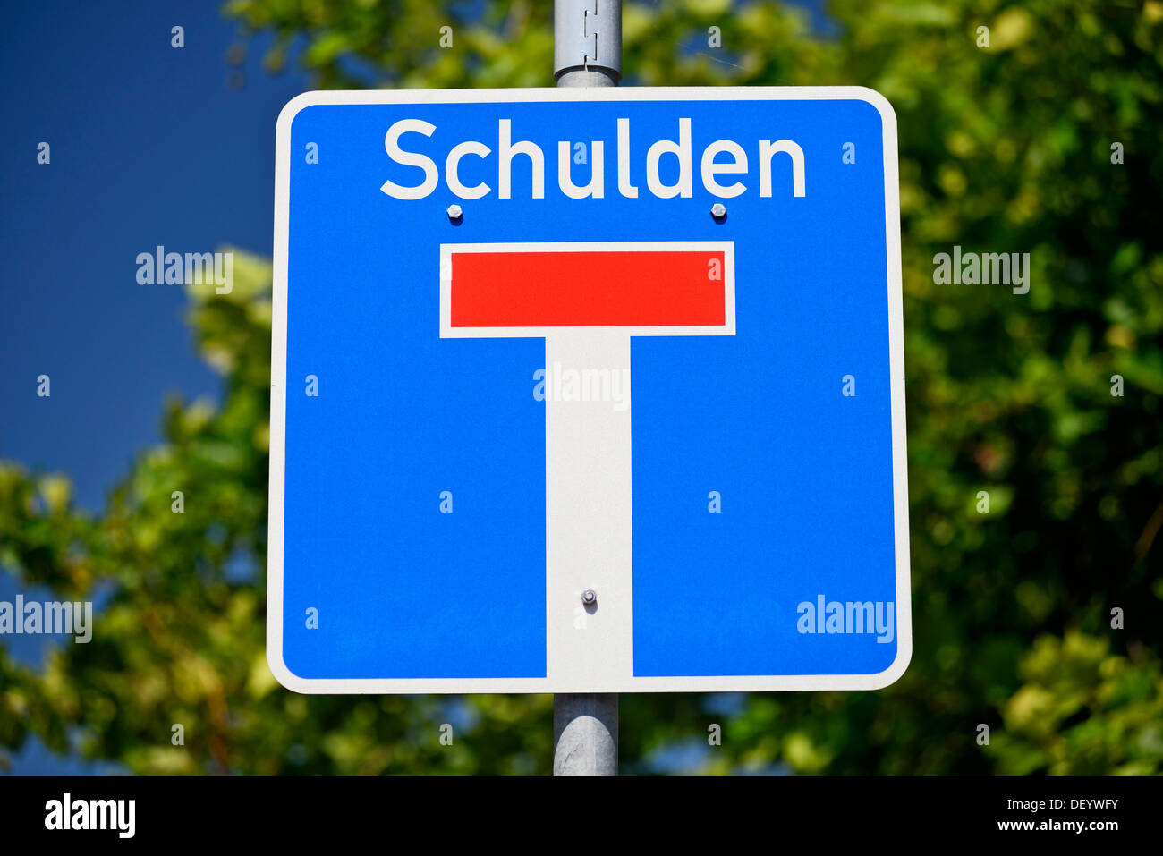 Signe de la circulation, rue sans issue ou cul-de-sac road, avec le mot 'Schulden', l'allemand pour "dettes", des images symboliques pour dette Banque D'Images