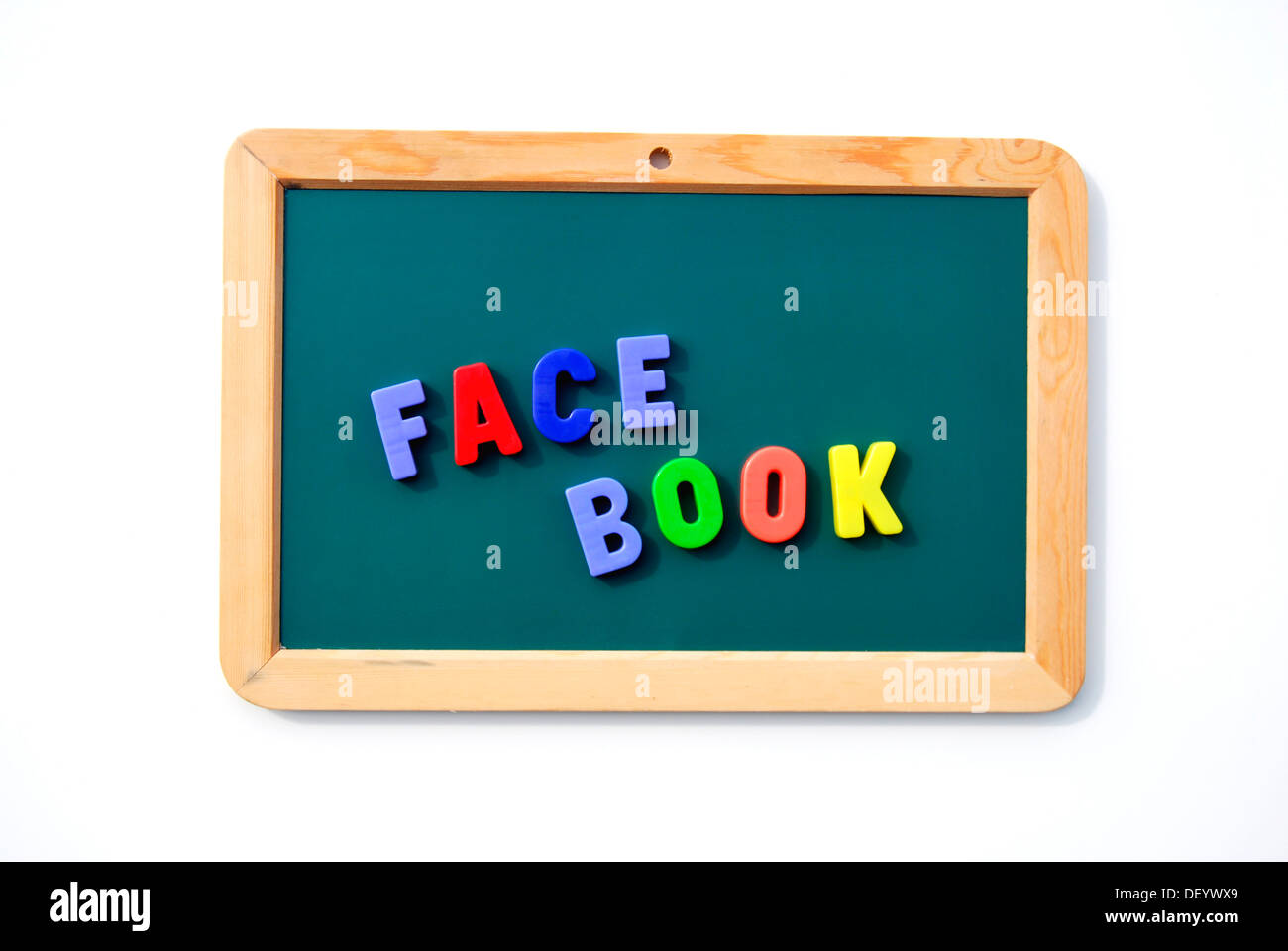 Facebook, écrit avec des lettres magnétiques sur un tableau noir de l'enfant, communauté en ligne, réseaux sociaux, plate-forme Internet Banque D'Images