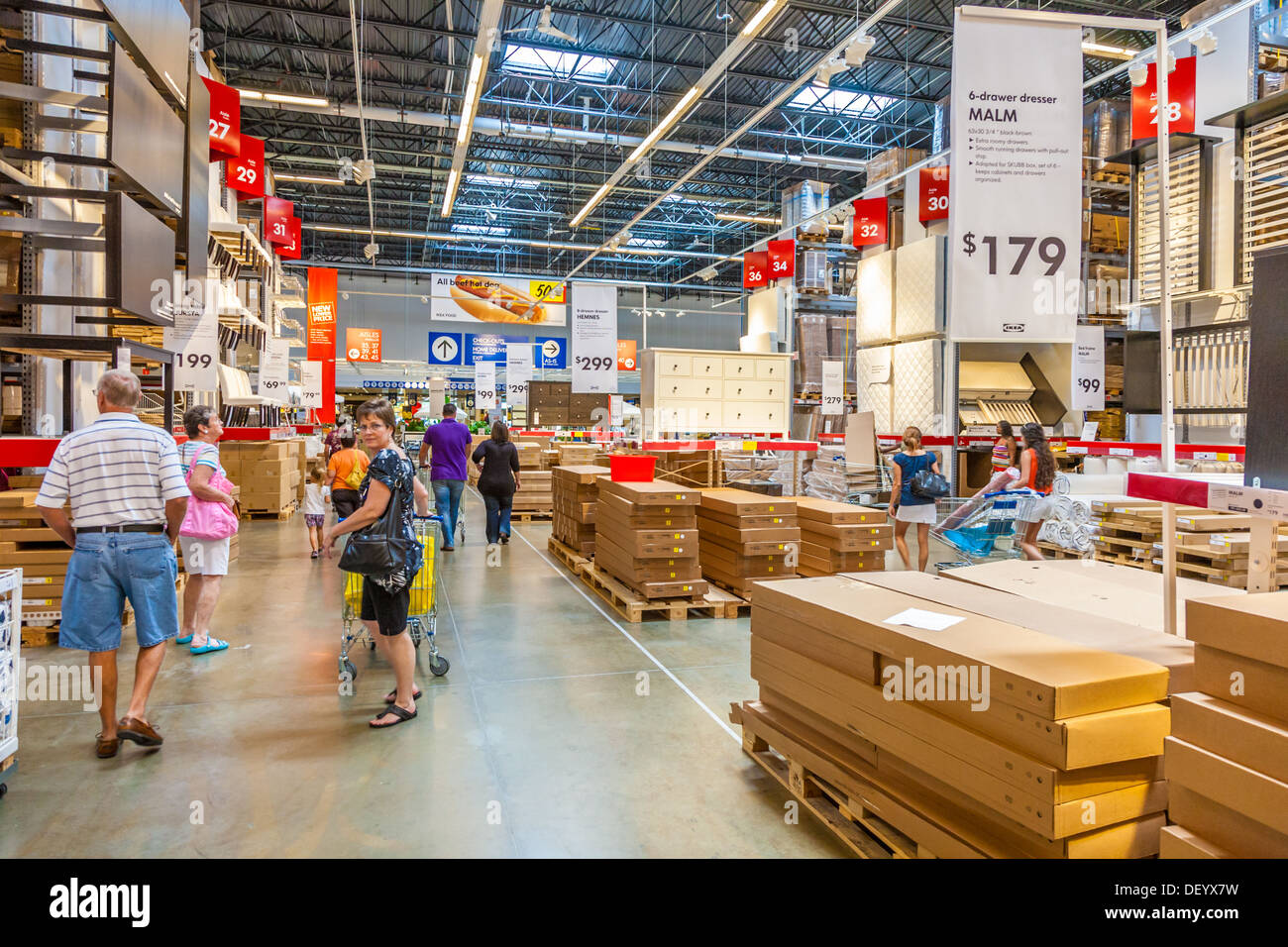 Les clients à l'intérieur de la partie de l'entrepôt d'IKEA Accueil boutique Banque D'Images