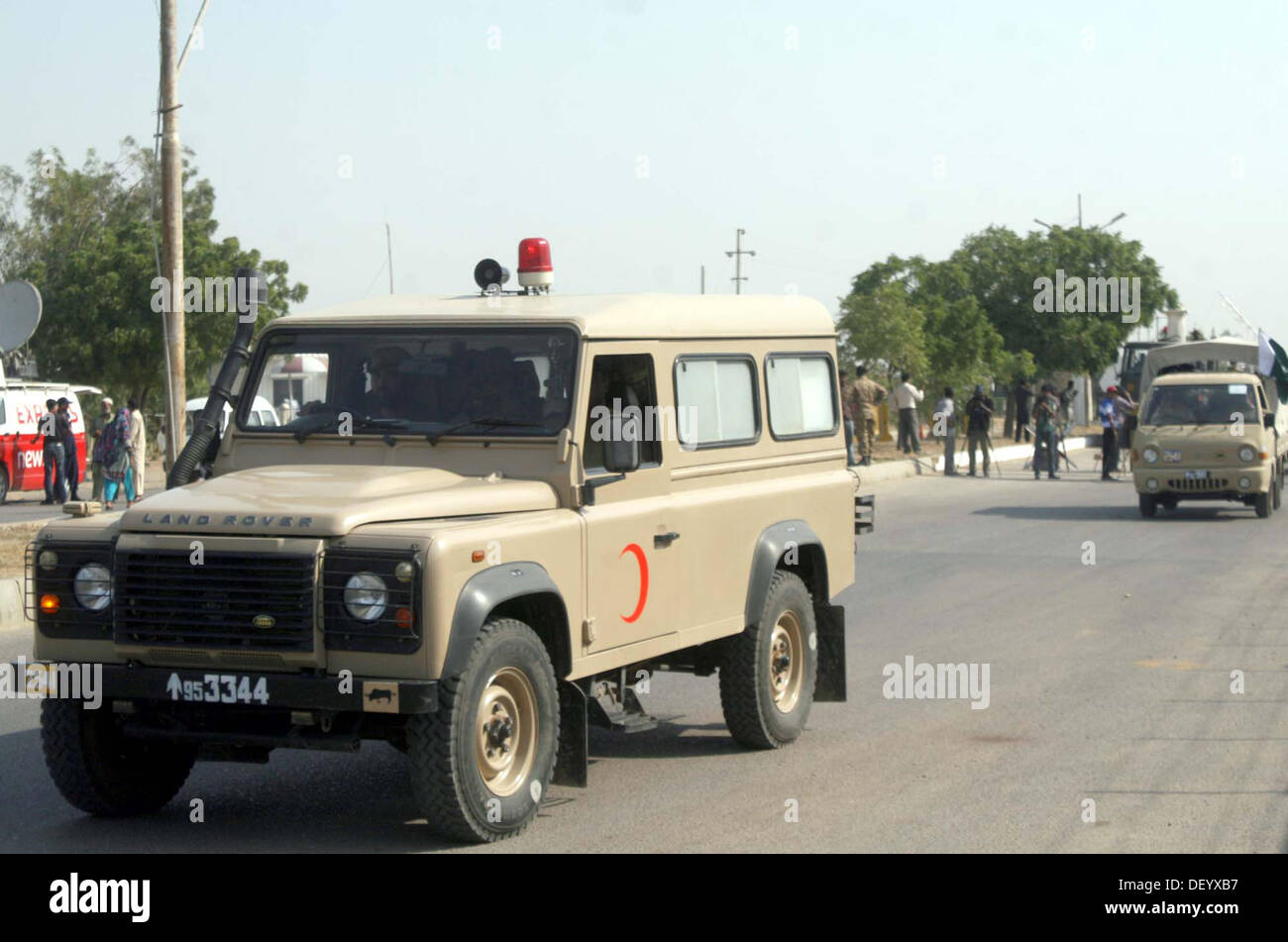 Le Pakistan Army Medical Squad de feuilles pour le Baloutchistan pour traiter avec tremblement affectees d'Awaran à Malir Karachi Cantt le mercredi, Septembre 25, 2013. Pak Army porte secours dont des tentes, de la nourriture, de médicaments et de bouteilles d'eau minérale à distribuer parmi les affectees de tremblement de terre. Banque D'Images