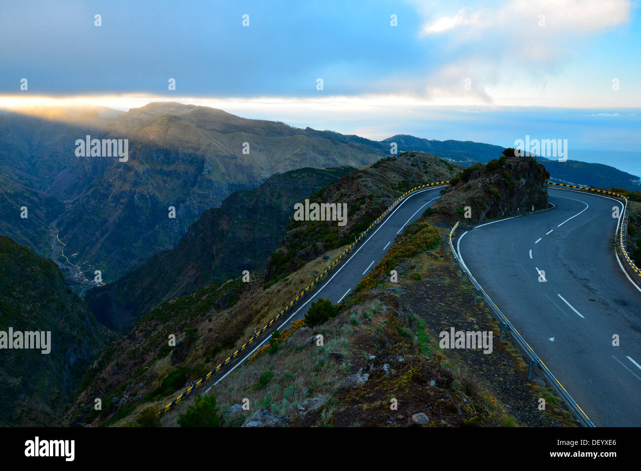 La route de montagne menant à Paúl da Serra à l'aube, avec vue mer et la Serra de Agua village dans la vallée ci-dessous Banque D'Images