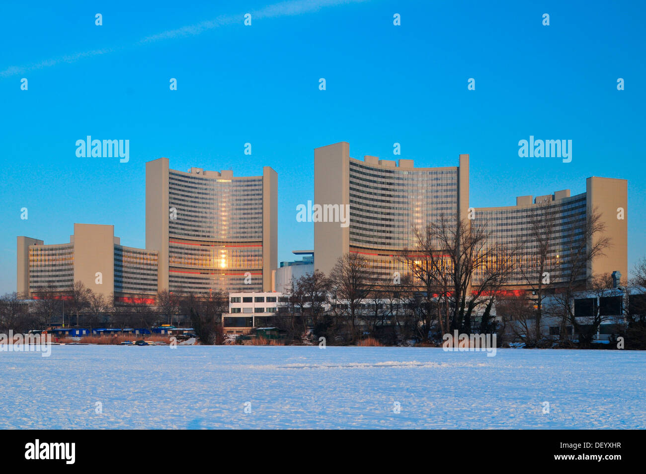 Le Centre international de Vienne, siège de l'ONU, sur un lac gelé, Vienne, Vienne, Autriche l'État Banque D'Images