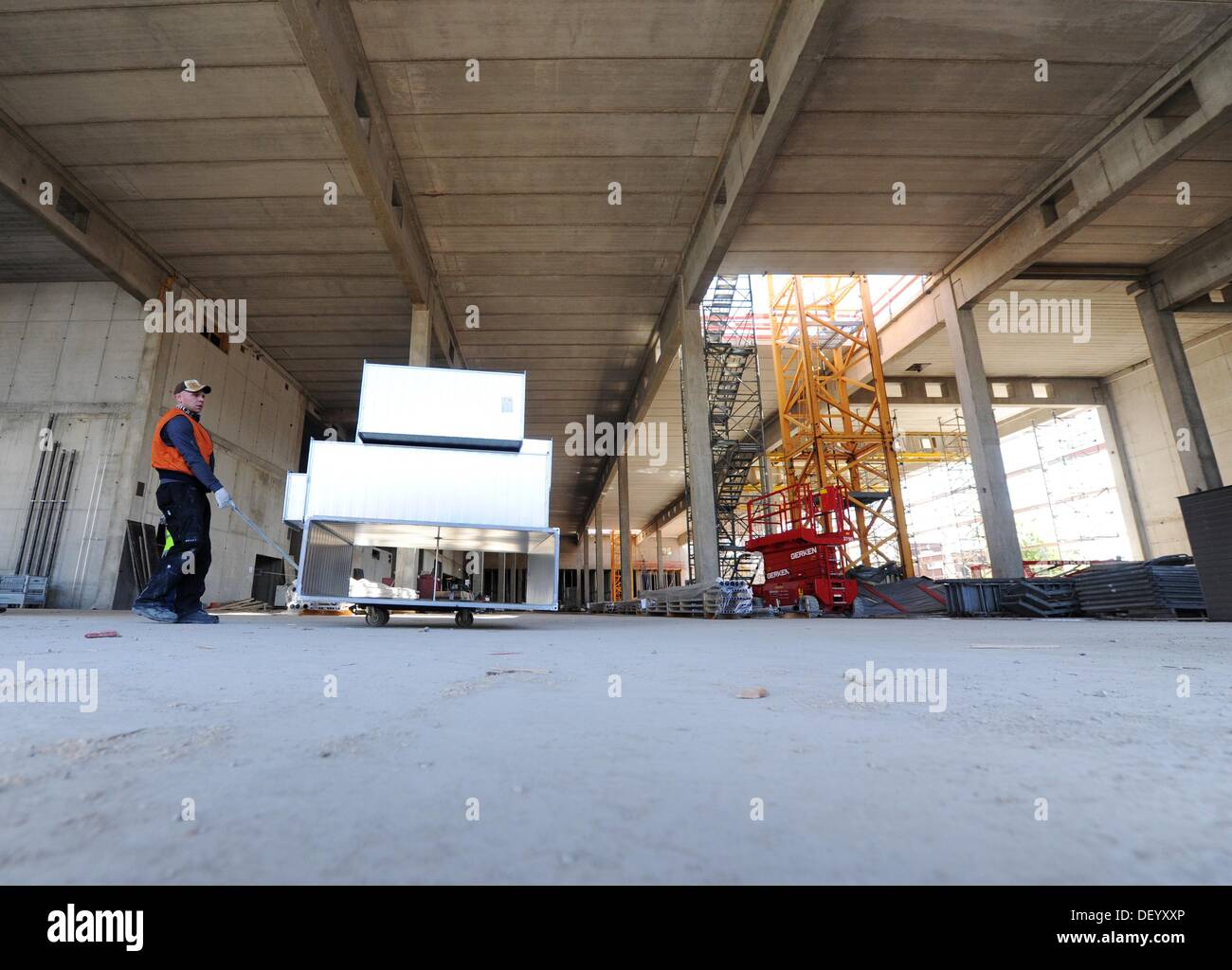 Les personnes travaillent sur le site de construction d'IKEA Altona à Hambourg, Allemagne, 19 septembre 2013. Selon Ikea, la succursale doit être le premier magasin Ikea au monde à être construit à l'intérieur d'un centre-ville. Photo : Angelika Warmuth Banque D'Images