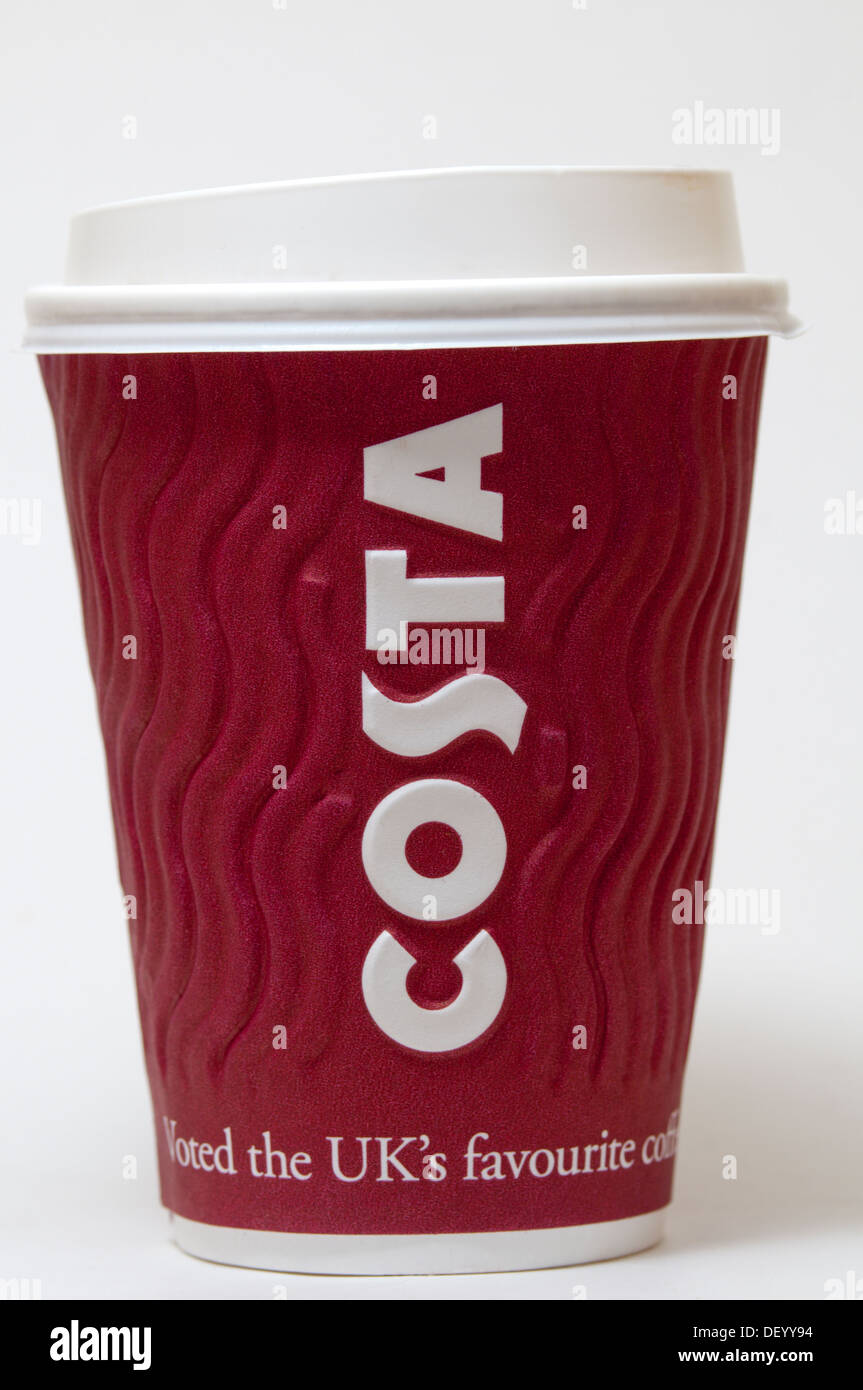 Un café Costa tasse de papier jetables avec un couvercle en plastique et le nom Costa imprimé en évidence sur le côté. Banque D'Images