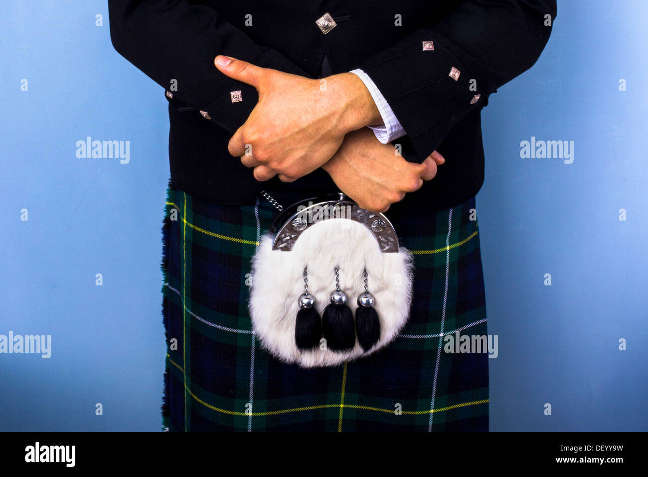 Scottish homme portant un kilt plein costume avec une robe et une veste rangement Argyll. Le tartan du kilt est Campbell. Banque D'Images